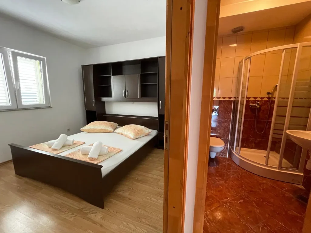 Udobna spavaća soba apartmana 2 s prostranim krevetom i kupaonicom