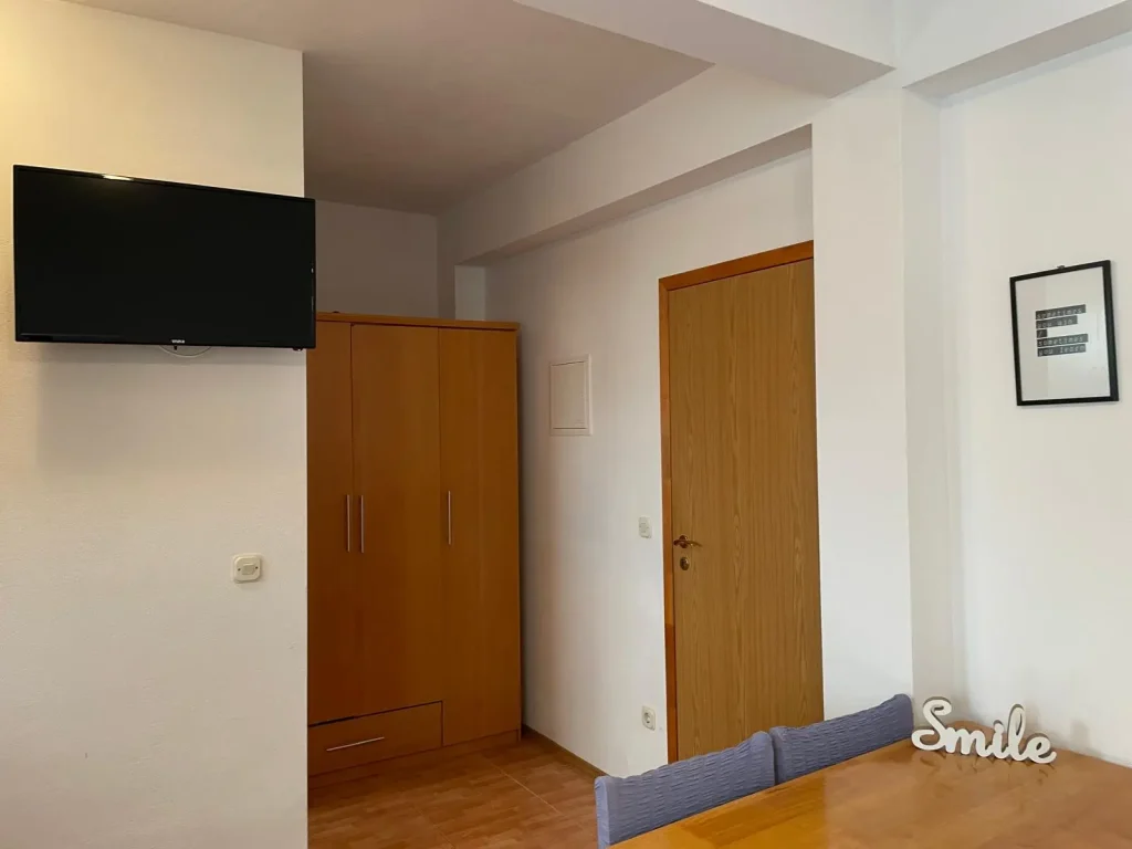 Ormar u studio apartmanu i stol